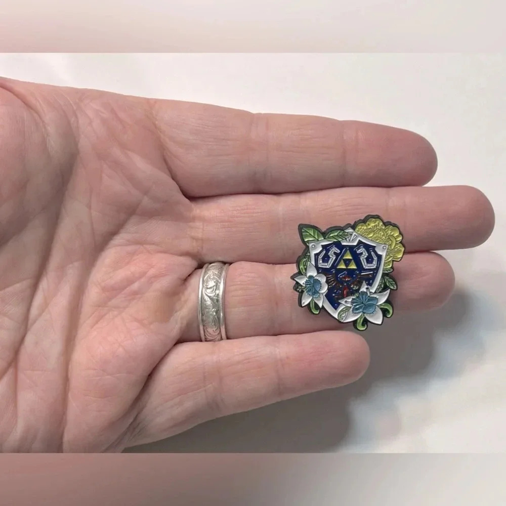 The Legend of Zelda - Hylian Shield Floral Pin ๐ผ๐ก๏ธ - Picture 4 of 5